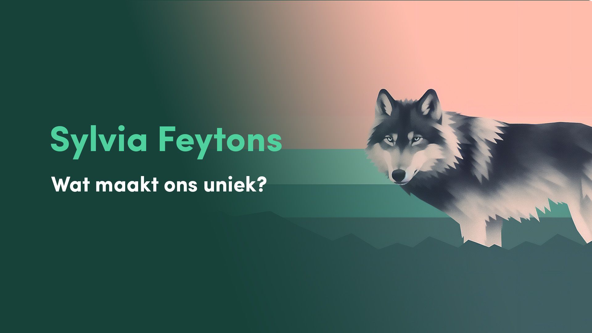 Presentatie slide met de naam 'Sylvia Feytons' en de vraag 'Wat maakt ons uniek?' naast het beeld van een wolf, tegen een achtergrond met geometrische vormen en een kleurverloop van donkergroen naar oranje."